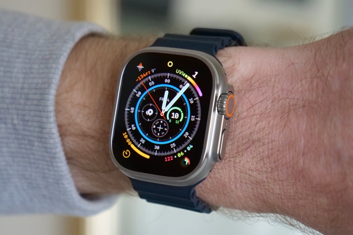 The yellow circle shows the Apple Watch Ultra is in Low Power Mode.