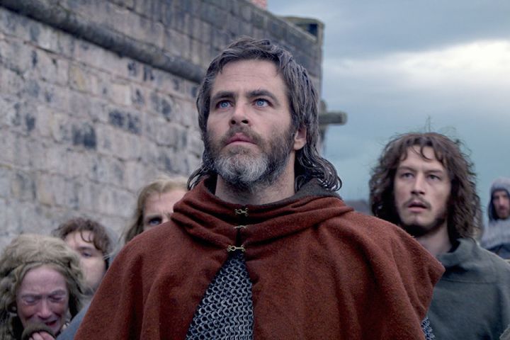 Chris Pine stands in front of a crowd in Outlaw King.