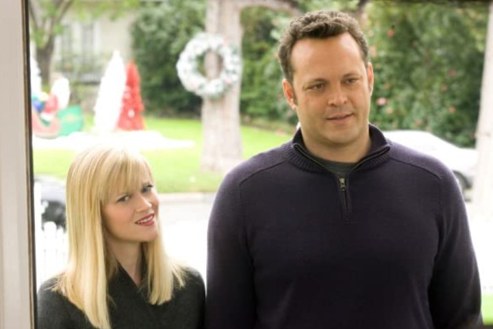 Reese Witherspoon and Vince Vaughn stand outside a door in a scene from Four Christmases.